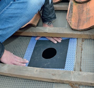 Kondens ventilation: Placera kragen där den ska vara och tryck fast den lätt Kondens ventilation: Placera kragen där den ska vara och tryck fast den lätt